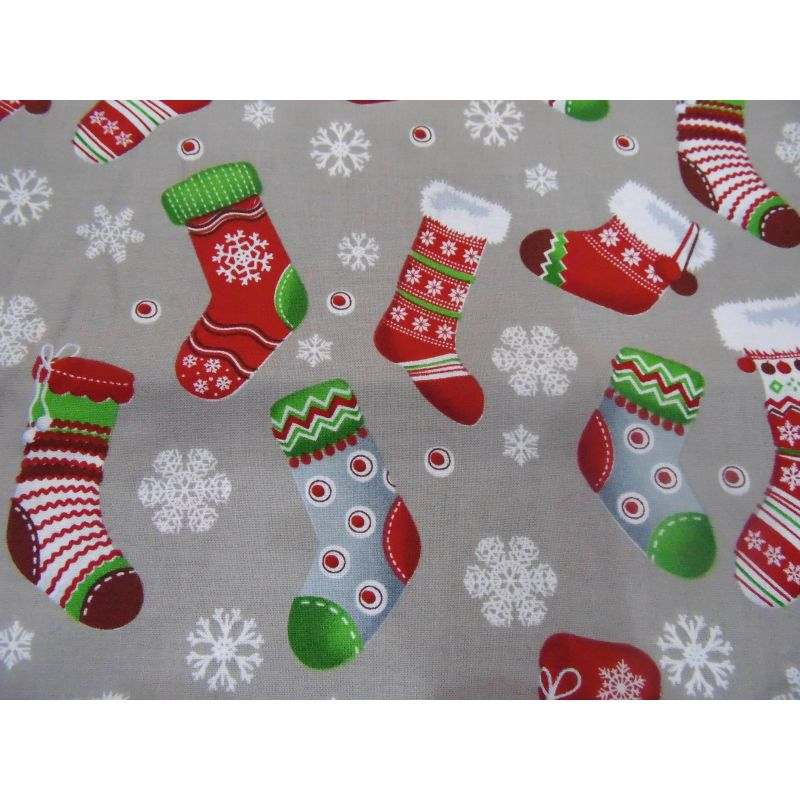 Butika.hu hobby webáruház - Szürke alapon karácsonyi zoknis anyag, német patchwork pamutvászon, 140cm/0,5m