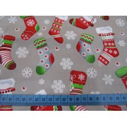 Butika.hu hobby webáruház - Szürke alapon karácsonyi zoknis anyag, német patchwork pamutvászon, 140cm/0,5m