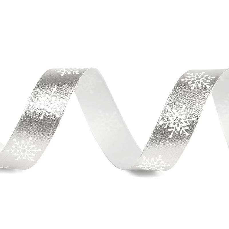 Butika.hu hobby webáruház - Karácsonyi mintás szatén dekor fémes szalag hópelyhekkel, 16mm, 3m, 430692, ezüst