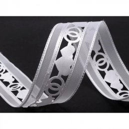 Fehér esküvői szalag lyukacsos, szív és karikagyűrű mintával, 35mm, 3m, 420682
