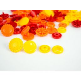Butika.hu hobby webáruház - Prym Love, 21pár piros, narancs és sárga színű, virág alakú, műanyag patent, 393080
