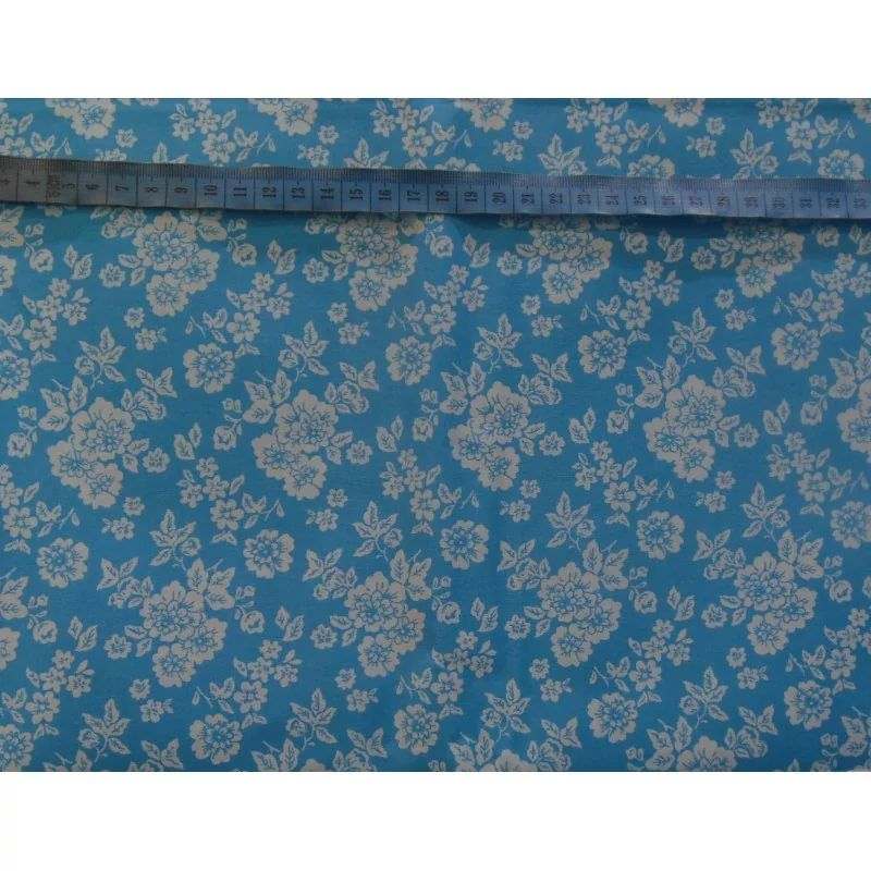 Butika.hu hobby webáruház - Kék alapon halványkék virág mintás anyag patchwork pamutvászon, 140cm/0,5m