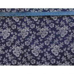Butika.hu hobby webáruház - Tengerészkék alapon halványkék virág mintás anyag patchwork pamutvászon, 140cm/0,5m